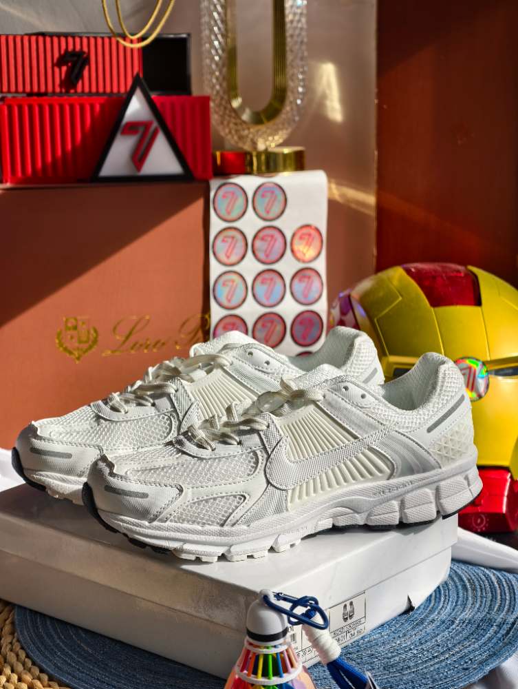 NIKE VOMERO 5