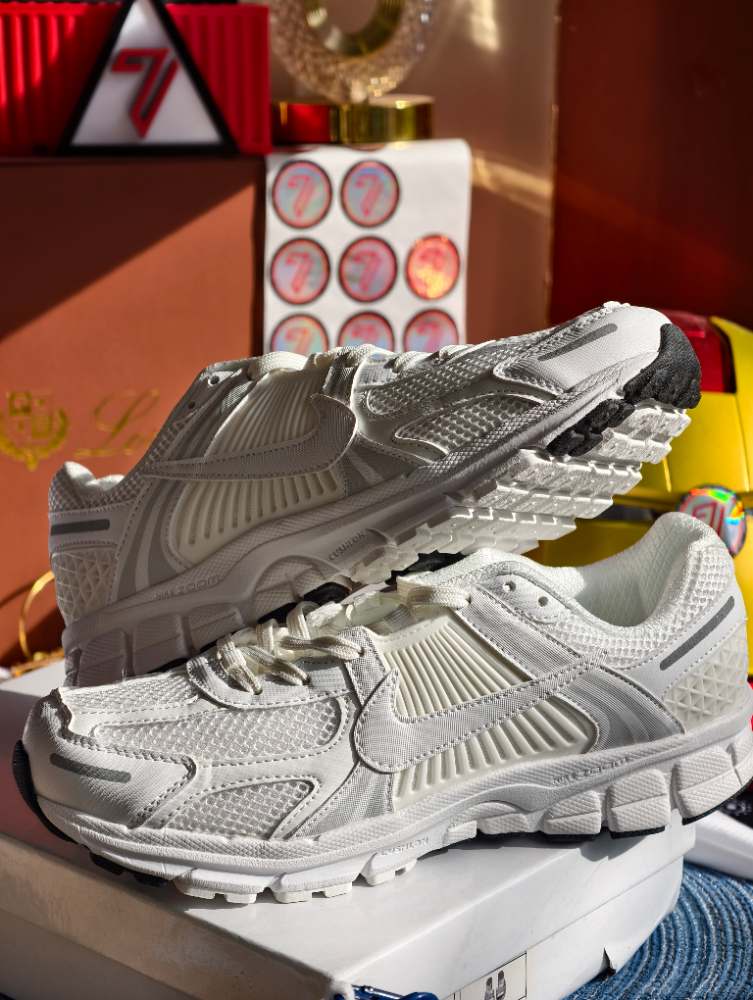 NIKE VOMERO 5 gallery image 5