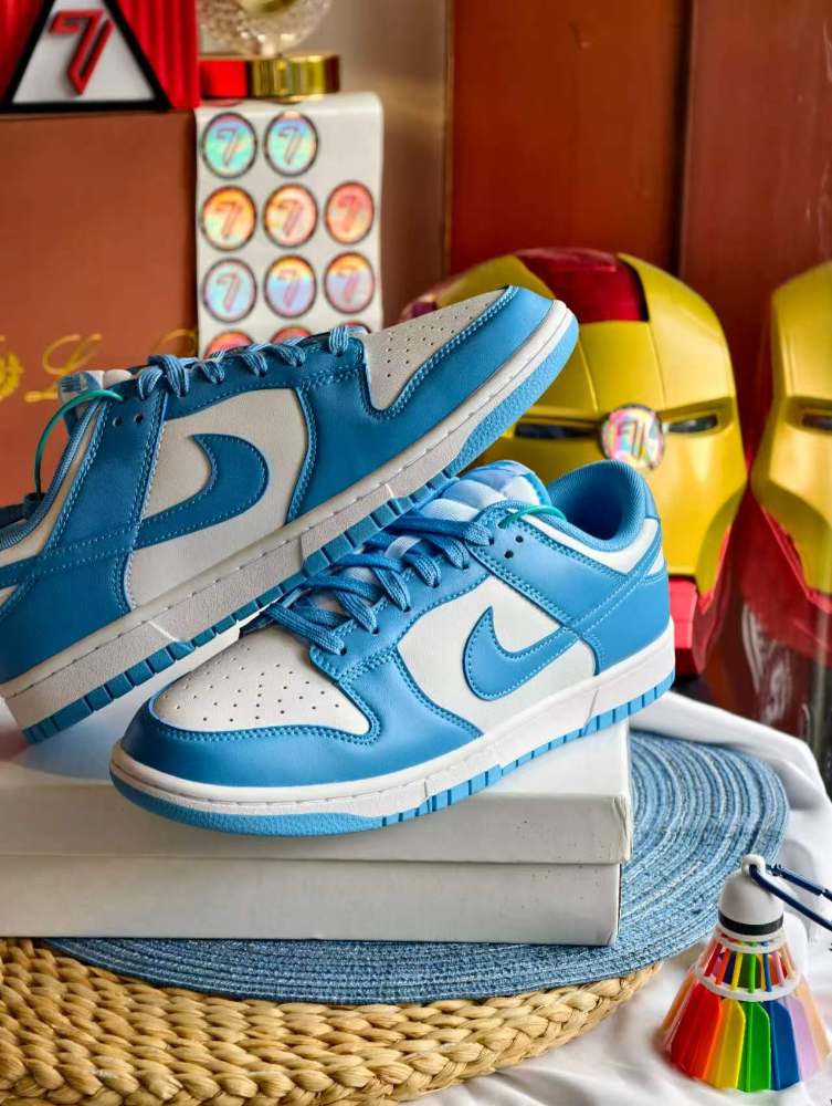 NIKE DUNKS gallery image 3
